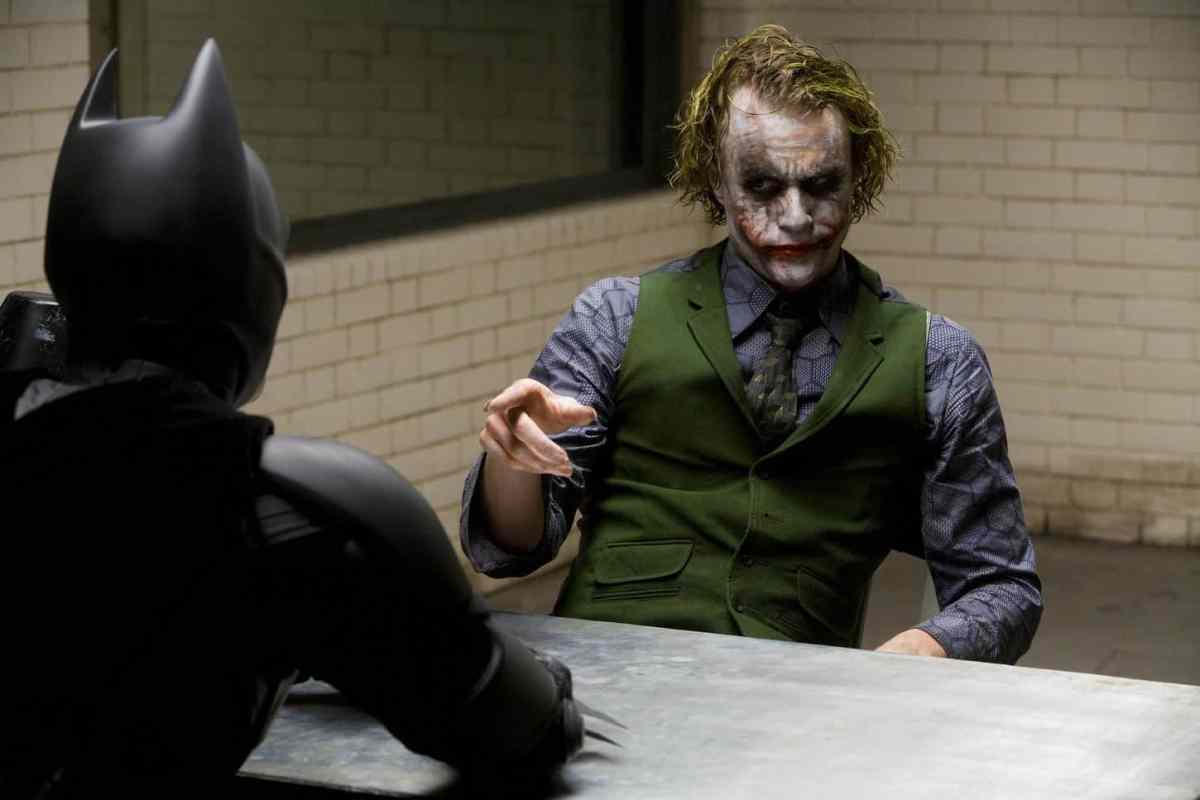 christopher nolan linear storytelling in the dark knight due to the chaos role of the joker versus batman