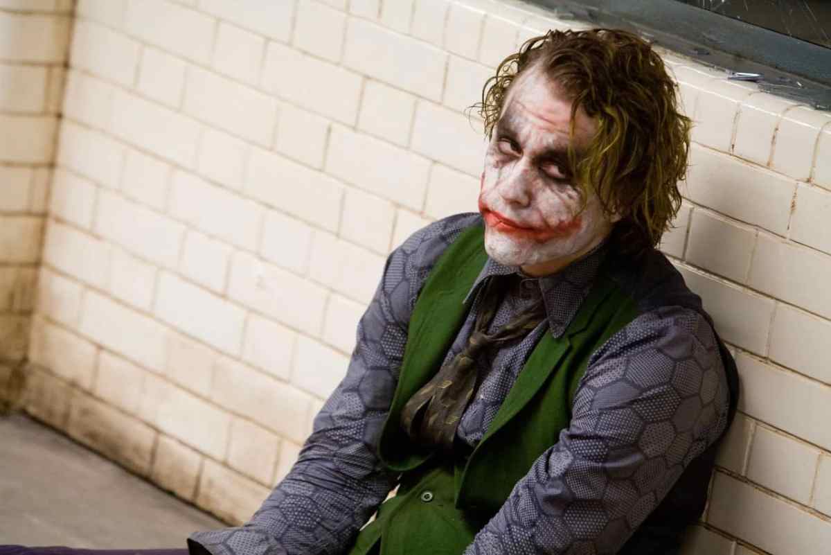 christopher nolan linear storytelling in the dark knight due to the chaos role of the joker versus batman