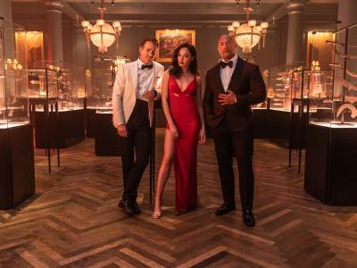 The official Netflix Red Notice trailer is here, combining Dwayne Johnson, Gal Gadot, and Ryan Reynolds in an action heist movie.