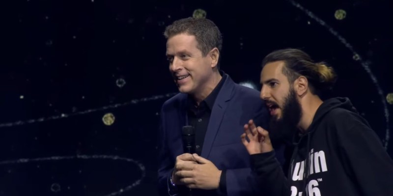 Geoff Keighley Interrupted at Gamescom 2023 by Another Person Screaming About Bill Clinton