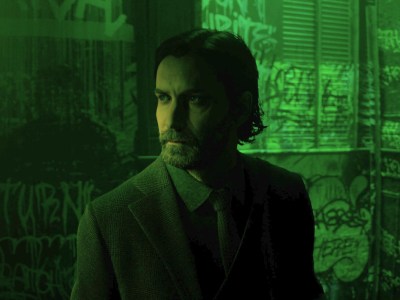 Image of Alan in a green room in Alan Wake 2.