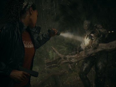 Image of Saga using flashlight and revolver to defeat monster in Alan Wake 2.