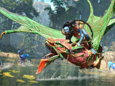 A Na'vi flying on an Ikran over a lake in Avatar: Frontiers of Pandora.