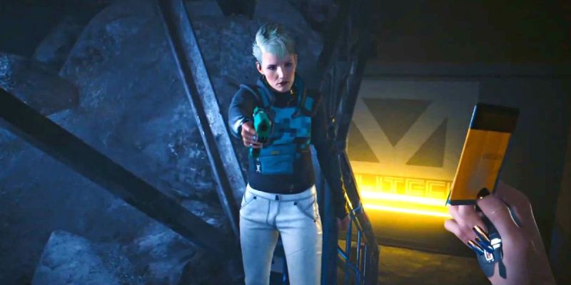 Bree holding a gun in Cyberpunk 2077