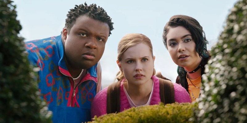 Characters standing behind a hedge in the Mean Girls musical movie.