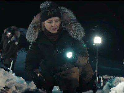 Liz Danvers with a flashlight in True Detective Season 4